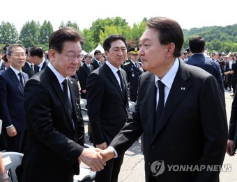 윤석열 대통령, 이재명 대표와 악수 | 연합뉴스