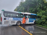 진천서 빗길에 시내버스·승용차 충돌…6명 부상 | 연합뉴스