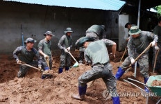 공주서 수해 복구하는 32사단 장병들 | 연합뉴스