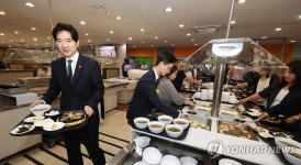 수산물 나온 구내식당 찾은 박성훈 해수부 차관 | 연합뉴스