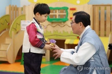 세뱃돈 몇살까지…20대 “취업전까지” 30대 “적게 버는 사람에게” | 한인포스트