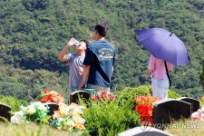 부모님 뵈러 왔어요…광주 영락공원 추석 성묘 행렬 | 연합뉴스