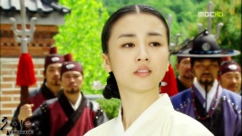 [21회캡쳐]중궁전을 등지는 인현과 그 모습을 보는 희빈 - 동이 갤러리