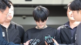 순천 묻지 마 살해범 박대성…송치되며 또 웃었다 | 연합뉴스