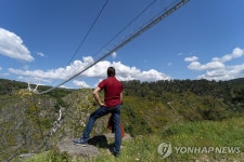 ′높이 175m·길이 500m′…포르투갈 세계 최장 다리 개통 | 연합뉴스