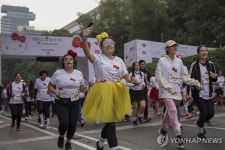 헬로키티와 달리기…멕시코시티 헬로기티 50주년 기념 경주 | 연합뉴스