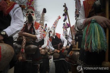 악귀를 쫓아라…불가리아 국제 가면극 축제 쿠케리 | 연합뉴스