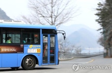 버스 기다리며 책을…춘천시내버스 정류장에 책방 | 연합뉴스