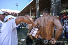 ′오일 바르고 한판 승부′…튀르키예 전통 기름 레슬링 | 연합뉴스
