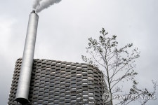 덴마크 도심 속 친환경 폐기물 에너지 발전소…옥상에는 스키장 | 연합뉴스