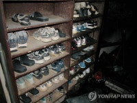 불이난 천안초 축구부숙소 입구에 놓인 신발장 | 연합뉴스