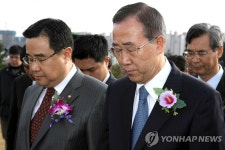반기문 임명자 유엔전몰장병 참배 | 연합뉴스