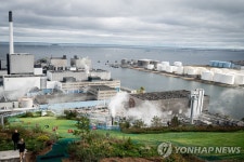 덴마크 도심 속 친환경 폐기물 에너지 발전소…옥상에는 스키장 | 연합뉴스