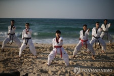 얍…어린 팔레스타인, 지중해서 태권도 훈련 | 연합뉴스