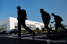 머스크의 스페이스X 성공적인 나스닥 데뷔…시총 6위 기업에 '우뚝' | 연합뉴스