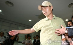 유성진씨 기쁘다..억류 136일만에 귀환(종합2보) | 연합뉴스