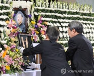 <하늘로 간 UDT 전설..마지막길 눈물바다>(종합) | 연합뉴스