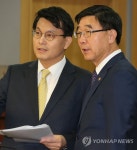 이기권 장관과 윤상현 의원 | 연합뉴스