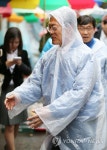 문재인, 빗속 성남중원 유세 | 연합뉴스
