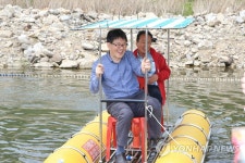 여인홍 차관, 수상 자전거 체험해요 | 연합뉴스