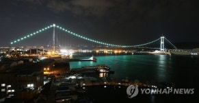 초록빛으로 물든 울산대교 | 연합뉴스