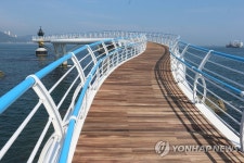 바다 위를 걷는다 스카이워크 개방 | 연합뉴스