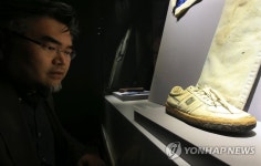 복원된 이한열 운동화 바라보는 김겸 박사 | 연합뉴스