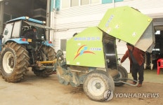 볏짚 결속기 살펴보는 증평농기센터 직원 | 연합뉴스
