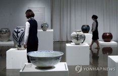 해주요와 회령요 감상하는 관람객들 | 연합뉴스