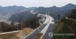 위용 드러내는 광주대구고속도로 야로대교 | 연합뉴스