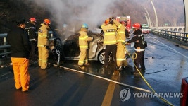 빙판길에 미끄러져 충돌한 승용차와 트럭 | 연합뉴스