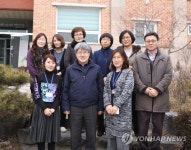 대전 자모원 위문 기념 촬영 중인 유경준 통계청장과 관계자들 | 연합뉴스