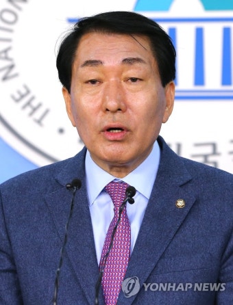 탈당, 무소속 출마 밝히는 안상수 의원 | 연합뉴스