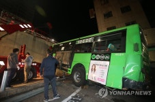 마포구 성산고가서 마을버스 추락…2명 부상 | 연합뉴스