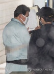 취재진 피하려 얼굴 가리는 정운호 | 연합뉴스