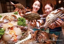제철 맞아 알이 꽉 찬 암꽃게 보고 가세요~! | 연합뉴스