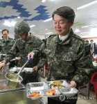 자율배식 하는 안철수 | 연합뉴스
