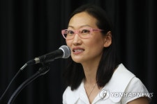 입양 작가 인숙 차펠 국제입양, 극복못할 트라우마 될수도 | 연합뉴스