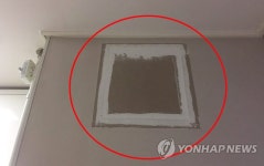 넉달째 미룬 도배공사 | 연합뉴스