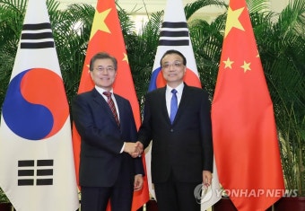 문 대통령, 리커창 중국 총리와 반갑게 악수 | 연합뉴스
