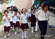 선생님 따라 침착하게 대피 훈련 | 연합뉴스