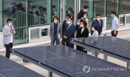 친환경 태양열 발전 시설 설명듣는 유은혜 부총리와 김태년 원내대표 | 연합뉴스