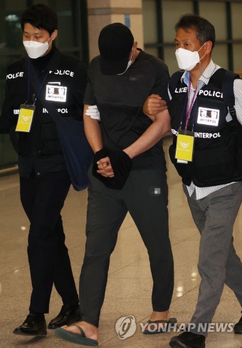 뺑소니 사망사고 피의자 강제송환 | 연합뉴스