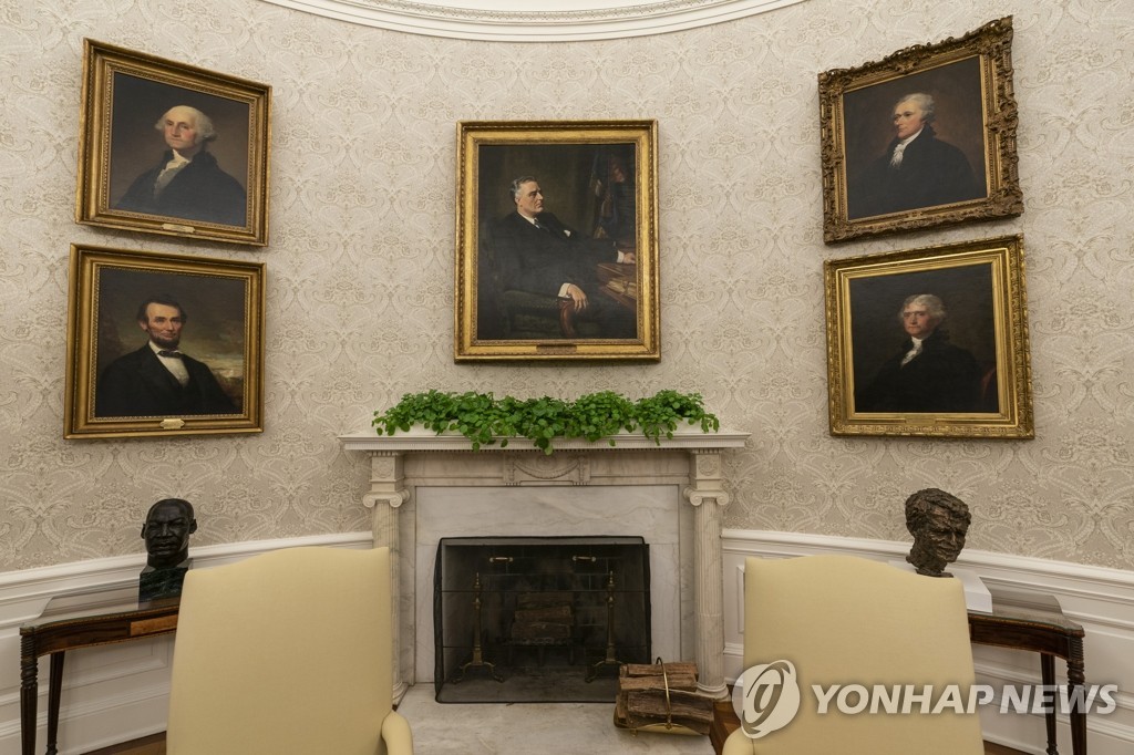 트럼프 대통령, 오바마 전 대통령 초상화 재배치 지시에 논란 여진