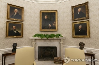 미 백악관 집무실 벽난로 주변에 배치된 초상화들 | 연합뉴스