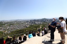 ′화창한 날씨′…산과 공원으로 나들이 나선 시민들 | 연합뉴스