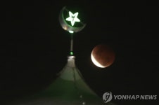 인도네시아 하늘 위에 뜬 슈퍼 블러드 문 | 연합뉴스