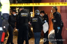 출입 통제…압사 참사 이태원 사고현장 수색하는 경찰 | 연합뉴스