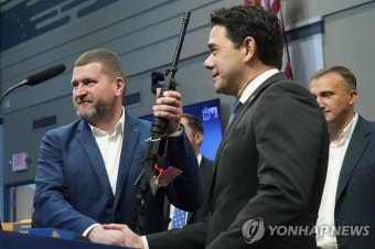 우크라 이르핀 시장에게 총기 전달하는 마이애미시 경찰국장 | 연합뉴스