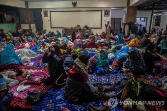 스메루 화산 폭발 피해 대피한 인니 주민들 | 연합뉴스